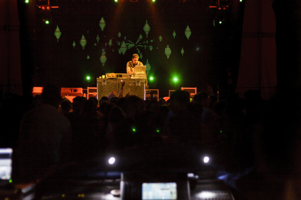 晚会主持人图片下载