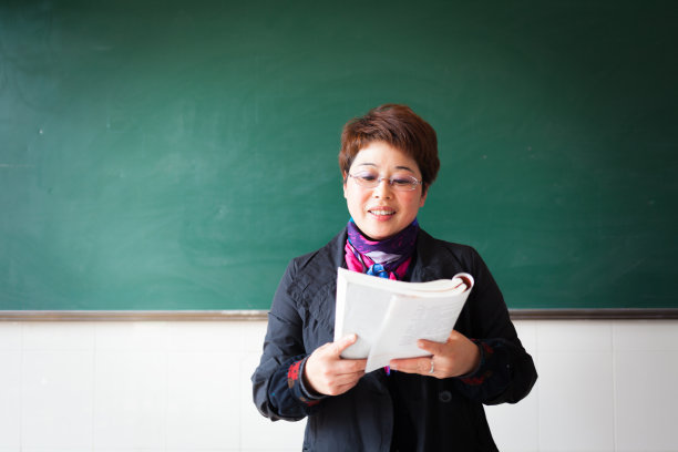 中国女教师在教室里图片下载