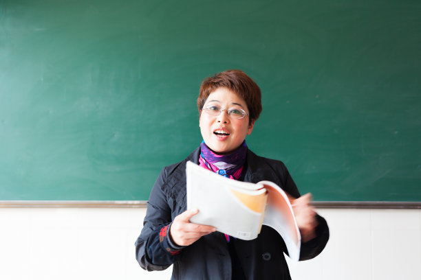 中国女教师在教室里图片下载