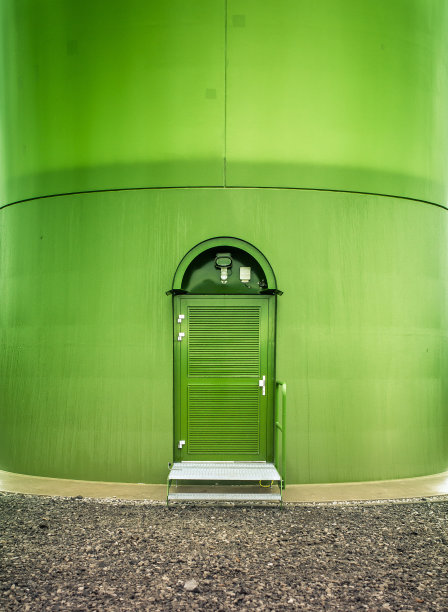 粗糙的金属门和绿色背景图片下载