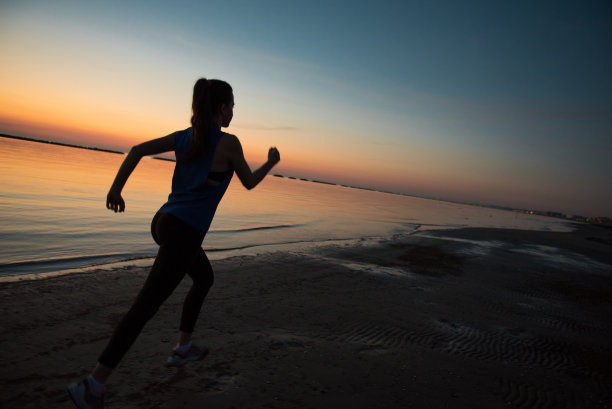一个女人在海边跑步的剪影图片下载