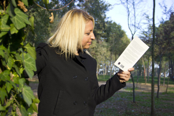 拿着书的女孩图片下载