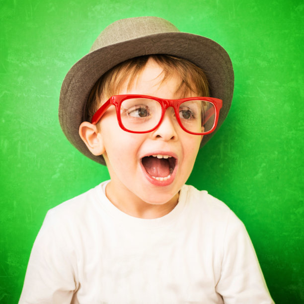 时髦的孩子在绿色的背景下叫喊图片下载