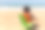 女人日光浴:宁静的海滩，大海，海浪，沙子;充满活力的颜色图片下载