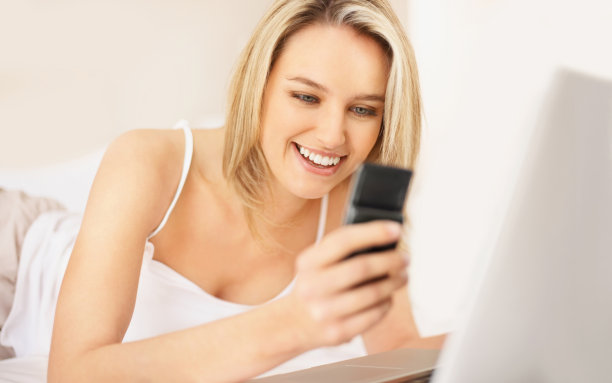 快乐的年轻女士手机短信图片下载