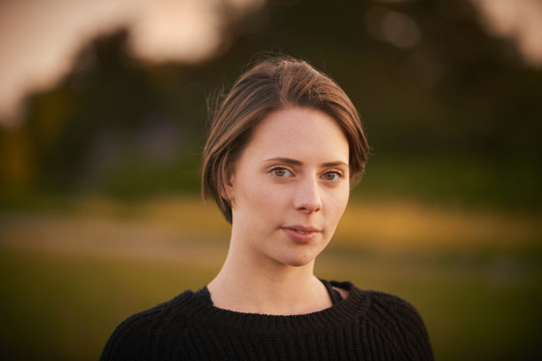 户外肖像的女孩与棕色头发图片下载