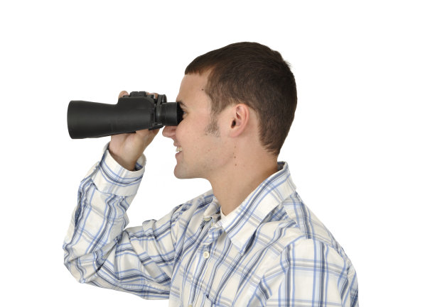 双目男子侧面微笑图片下载