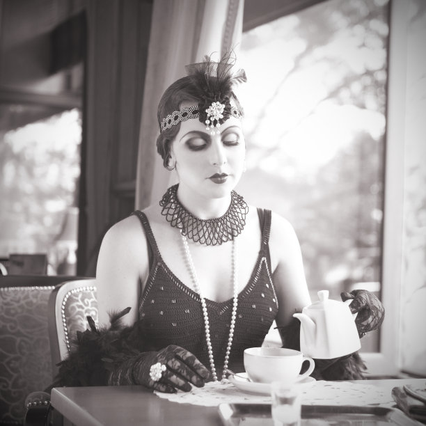 20世纪20年代至30年代的复古女性与一杯茶坐在一起图片下载