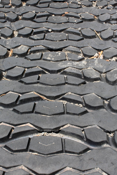 雪地履带式车辆跟踪图片下载