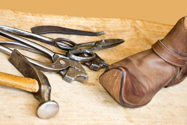 补鞋匠的手工工具和一只鞋图片下载