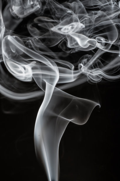 黑色背景上的真实烟雾图像图片下载