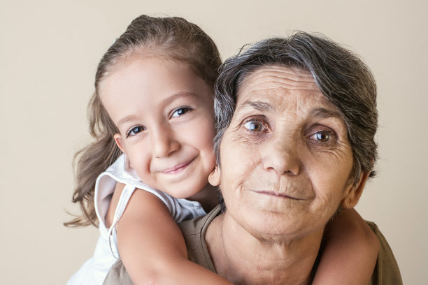 奶奶让她的孙女骑在她背上图片下载