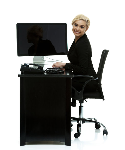 在办公室里看着摄像机的快乐女商人图片下载