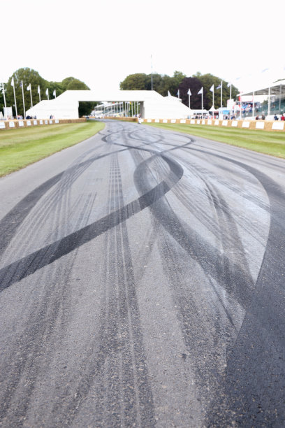 古德伍德汽车赛道上有烧焦轮胎的痕迹图片下载