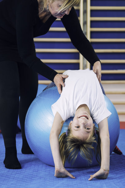 理疗师和一个小女孩一起工作图片下载