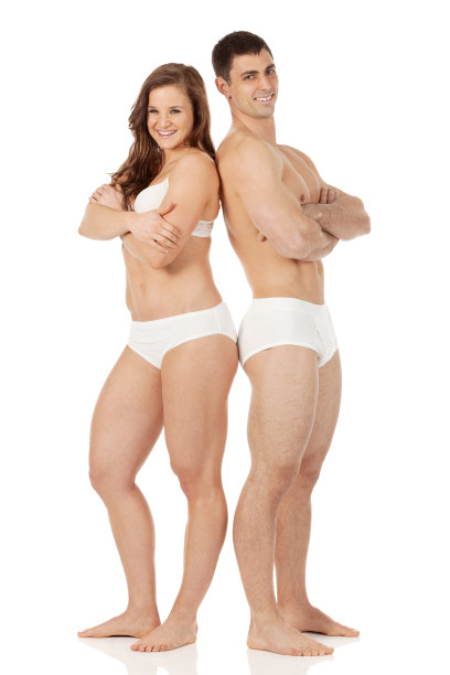 幸福的年轻夫妇穿着内衣图片下载