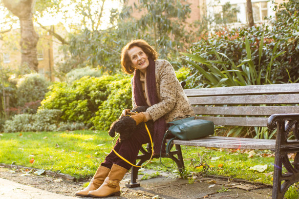 有狗的成熟女人图片下载