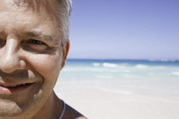 男人的眼睛海滩图片下载