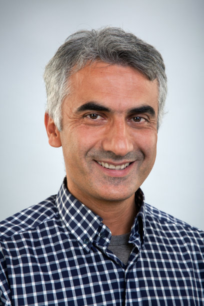 随意的微笑的人图片下载