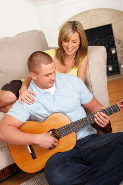 创作音乐的年轻夫妇图片下载