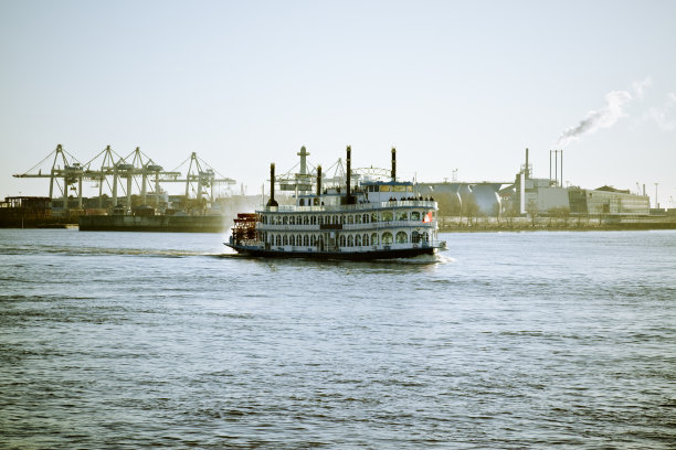 易北河上历史悠久的明轮轮船图片下载