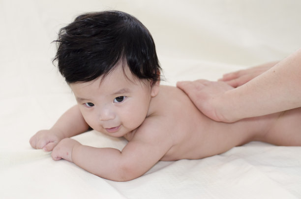 婴儿背部按摩图片下载