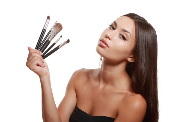 年轻女子拿着化妆刷图片下载