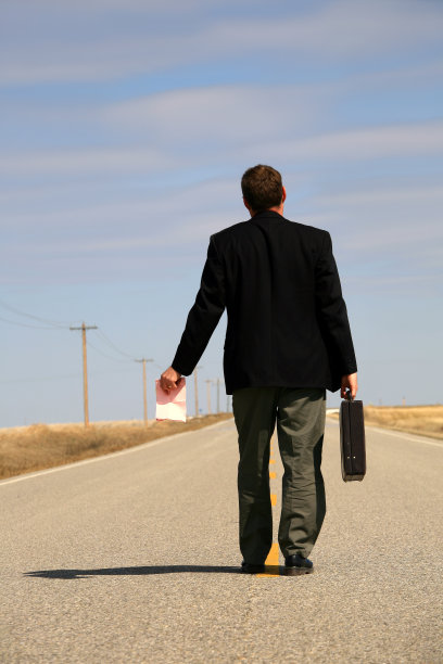 走在高速公路上的商人图片下载