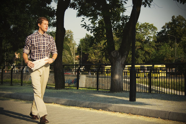 带着报纸的复古帅哥图片下载