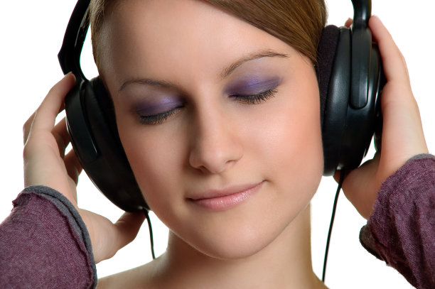 女人戴着耳机听音乐图片下载