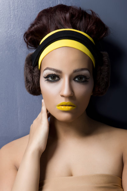 美丽的年轻女子美容模特在60年代的化妆和耳罩图片下载