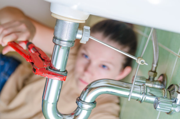 修虹吸管的女人图片下载