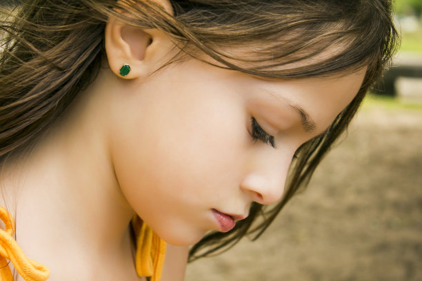 简介肖像美丽的年轻女孩图片下载