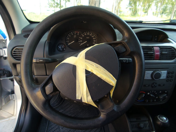 破碎的安全气囊图片下载