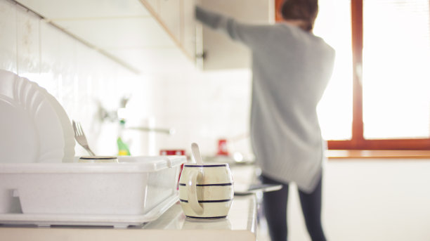 女人准备早餐图片下载