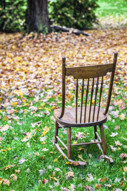 后院秋季摇椅图片下载
