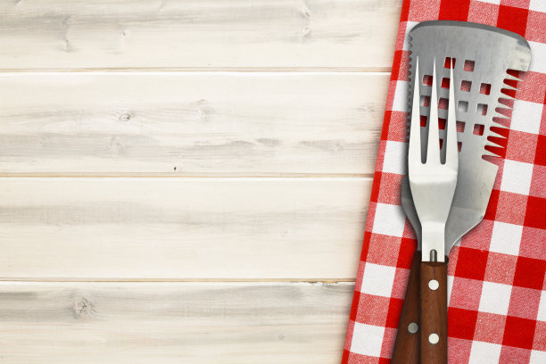 把餐具放在木制的野餐桌上图片下载
