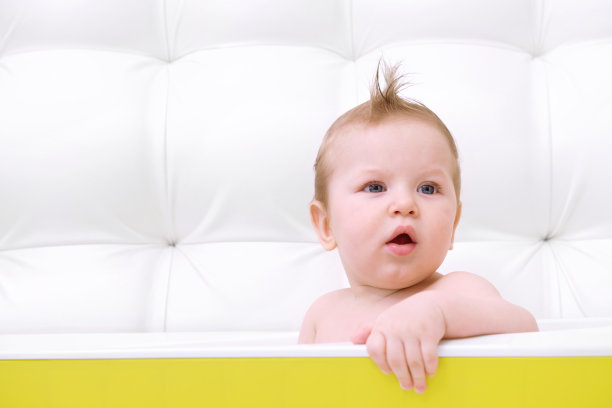 可爱的婴儿在白色的背景图片下载