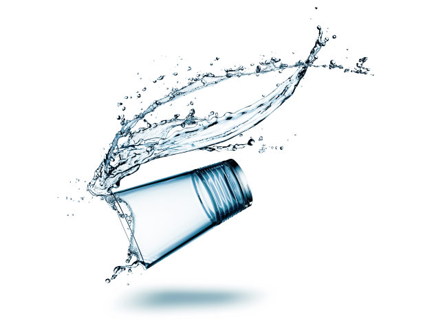 水从坠落的玻璃中溢出。图片下载