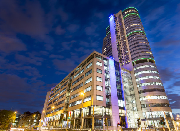 晚上在利兹的布里奇沃特广场图片下载