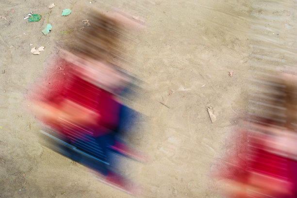 孩子在摇摆。运动模糊图片下载