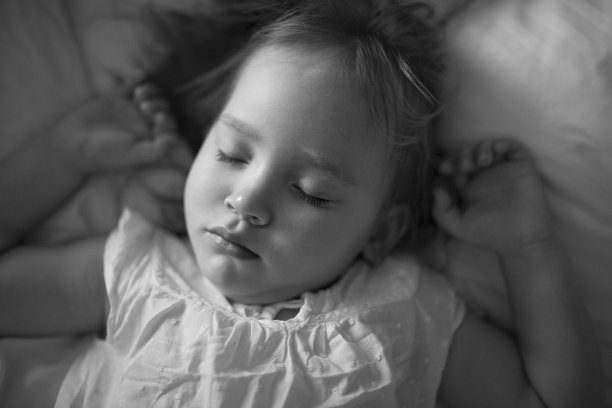 小女孩睡觉图片下载