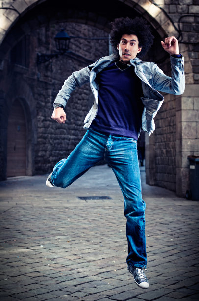 哥特街区的跳楼男子图片下载