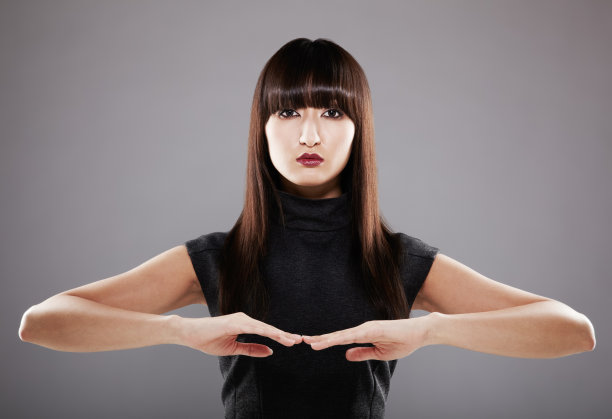 日本妇女的肖像摆姿势的相机图片下载