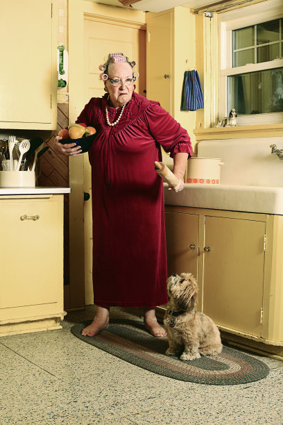 厨房里的坏脾气奶奶图片下载