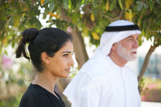 年长的阿拉伯男人和年轻女子图片下载