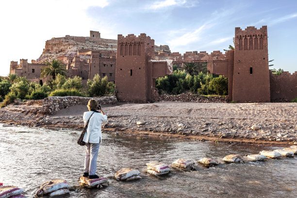 旅行者拍摄夜晚A?Ben Haddou，摩洛哥，北非图片下载