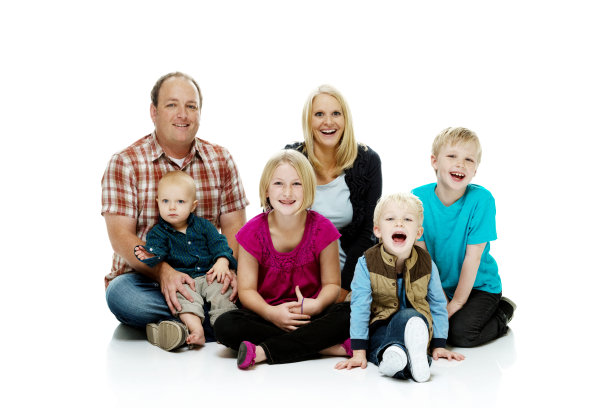 幸福的家庭坐在地板上图片下载