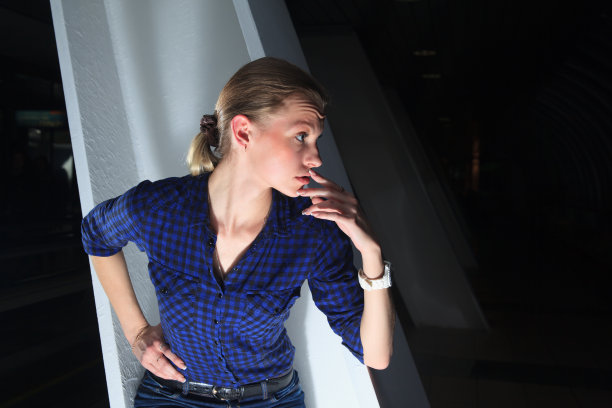 黑暗环境中年轻女子的肖像图片下载