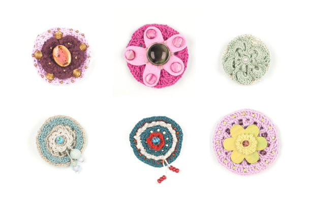 五彩缤纷的钩针编织的胸针图片下载